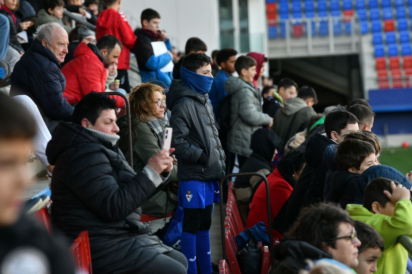 El Eibar calienta con su afición el derbi de Copa