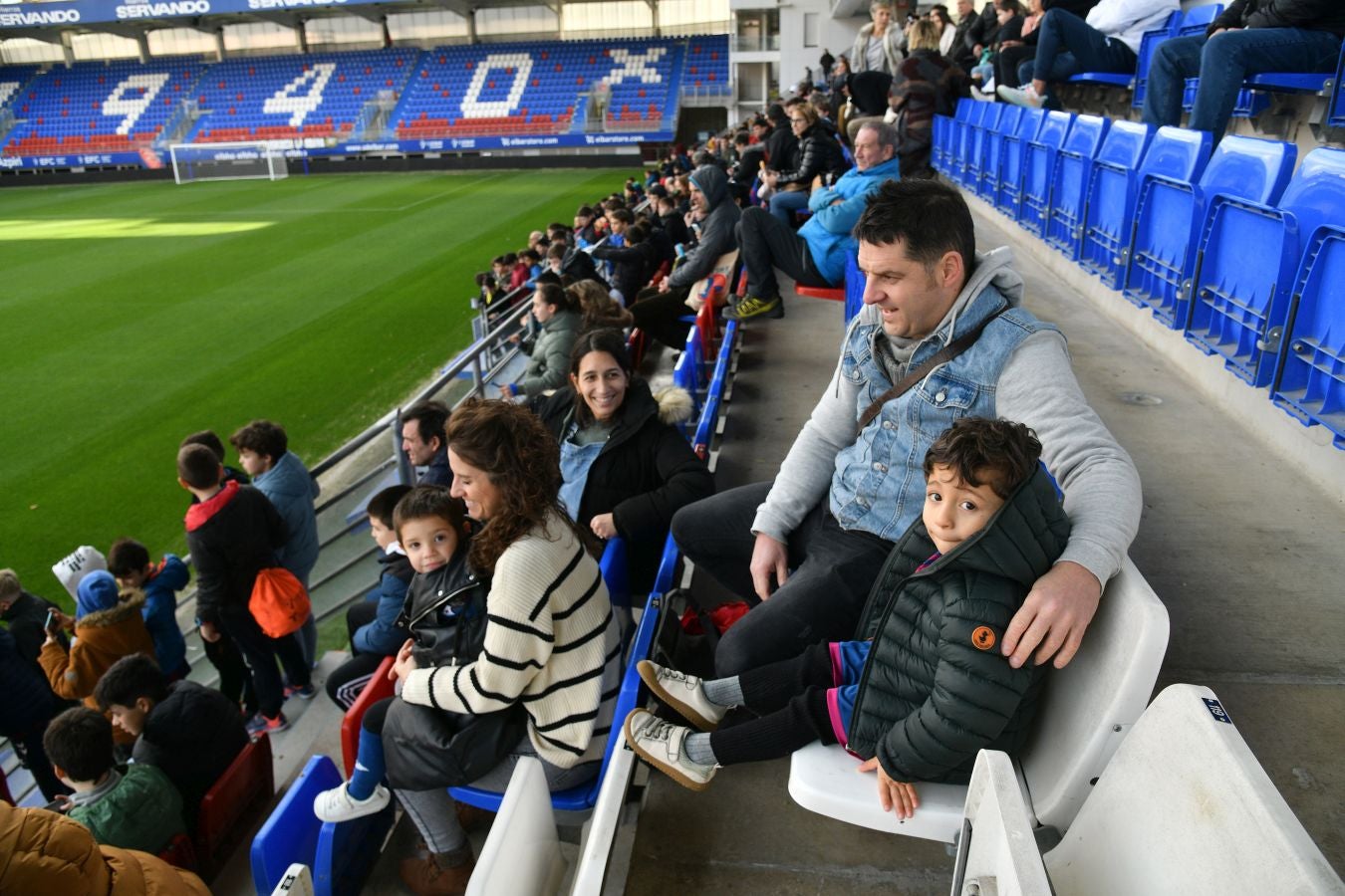 El Eibar calienta con su afición el derbi de Copa