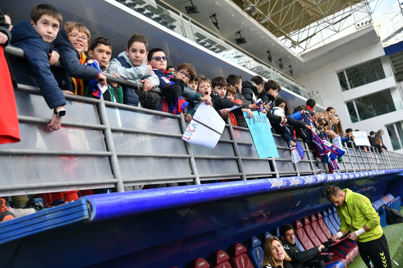 El Eibar calienta con su afición el derbi de Copa