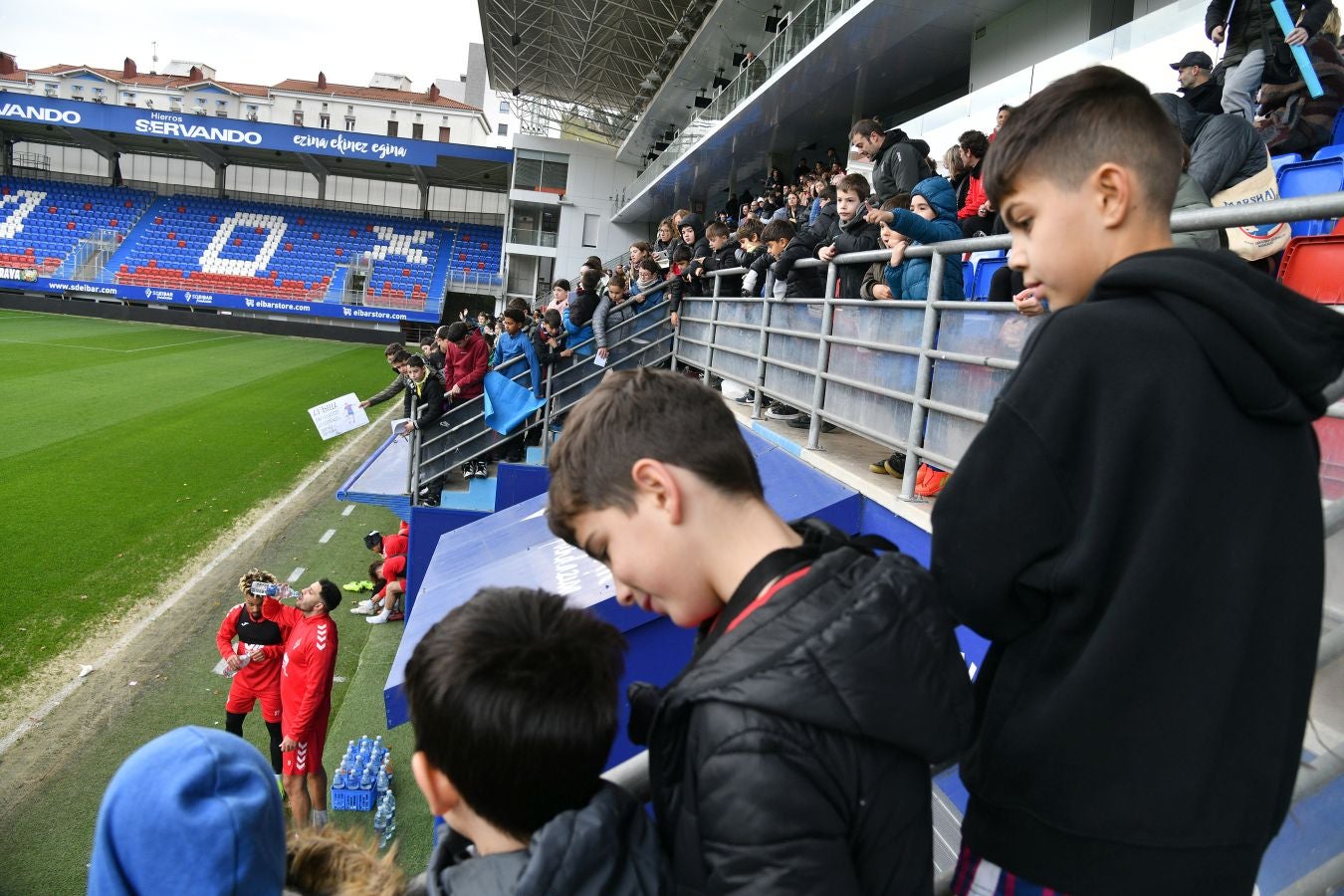 El Eibar calienta con su afición el derbi de Copa