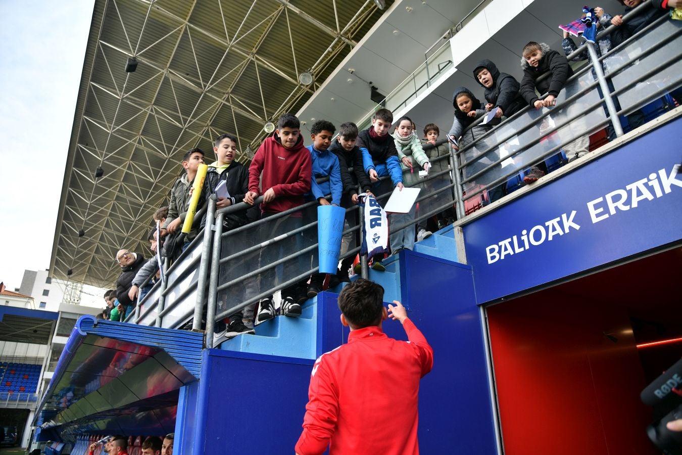 El Eibar calienta con su afición el derbi de Copa