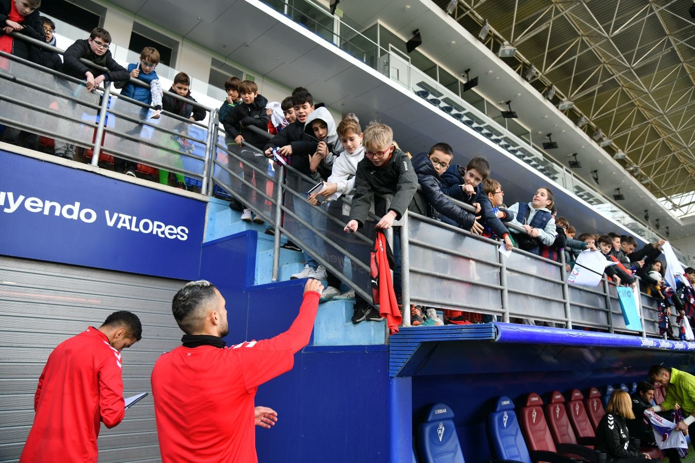 El Eibar calienta con su afición el derbi de Copa