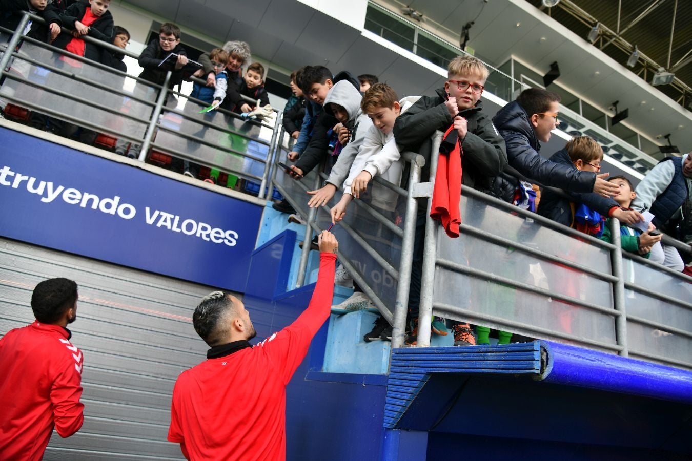El Eibar calienta con su afición el derbi de Copa