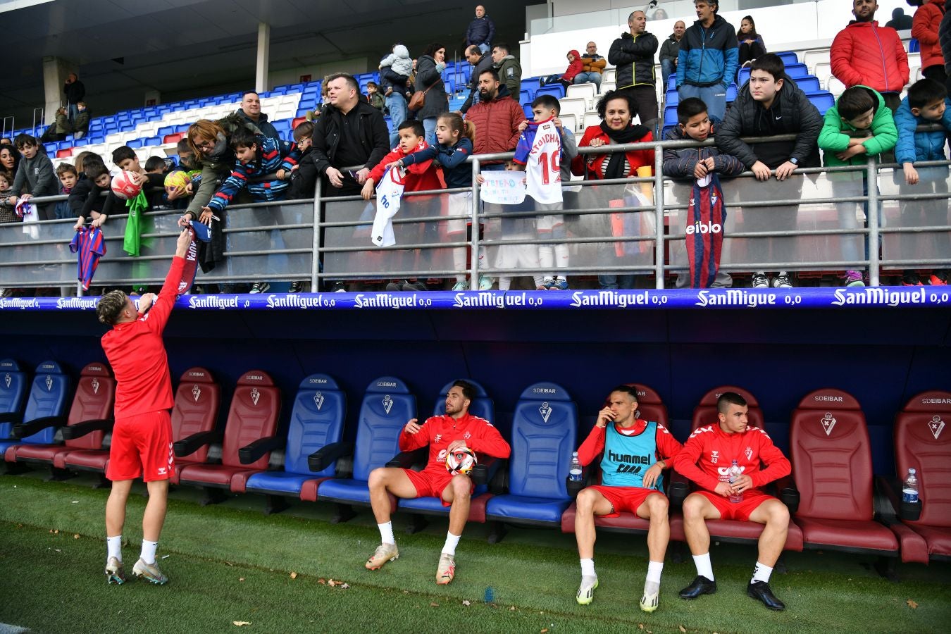 El Eibar calienta con su afición el derbi de Copa