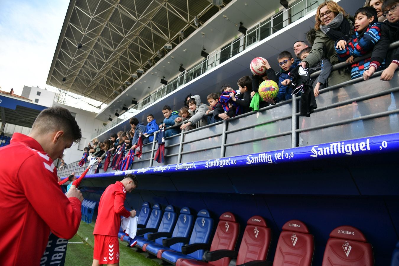 El Eibar calienta con su afición el derbi de Copa