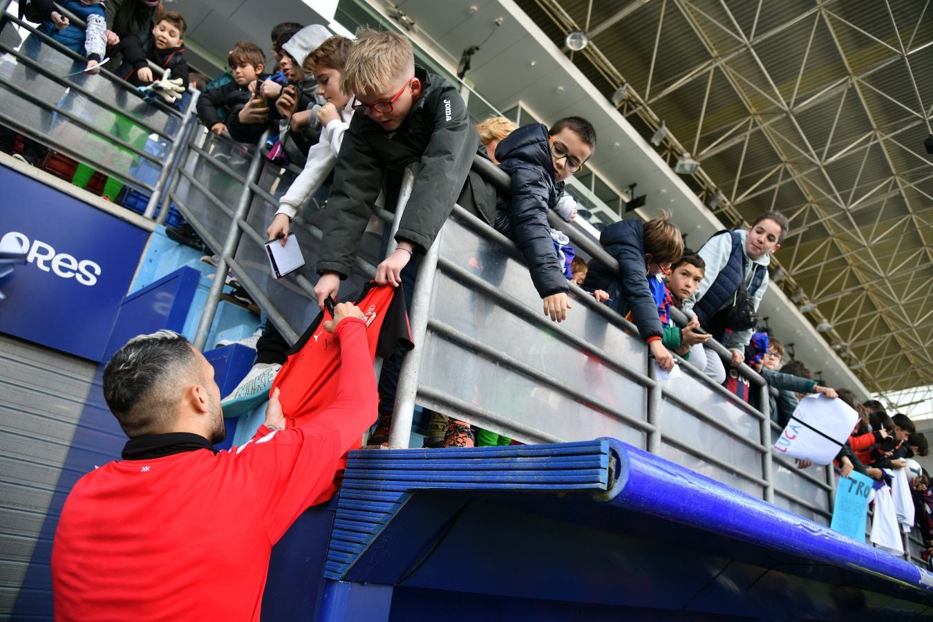 El Eibar calienta con su afición el derbi de Copa