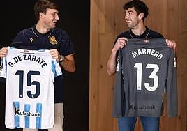 Urko González de Zárate y Unai Marrero posan con sus nuevos dorsales.