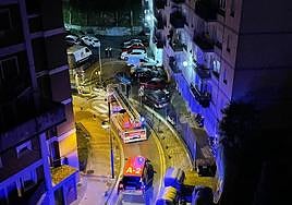 Bomberos la pasada madrugada junto al bloque de viviendas en el que se produjo el incendio en Trintxerpe.