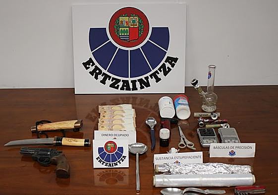 Material incautado en el vehículo al hombre de 39 años que atracó a otro en Irun.