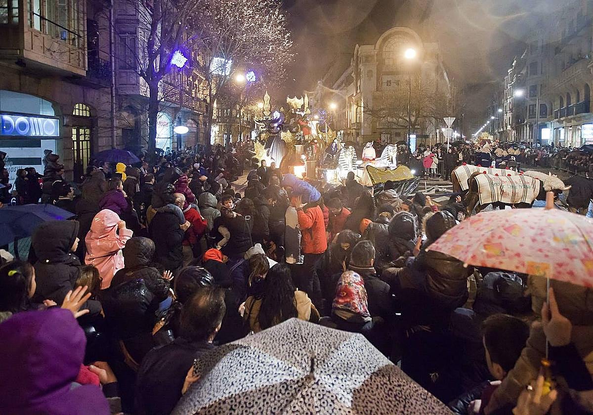 Cabalgata bajo la lluvia en Donostia.