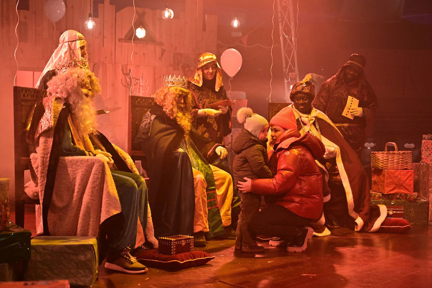 Emoción e ilusión en la entrega de cartas a los Reyes Magos en Tolosa