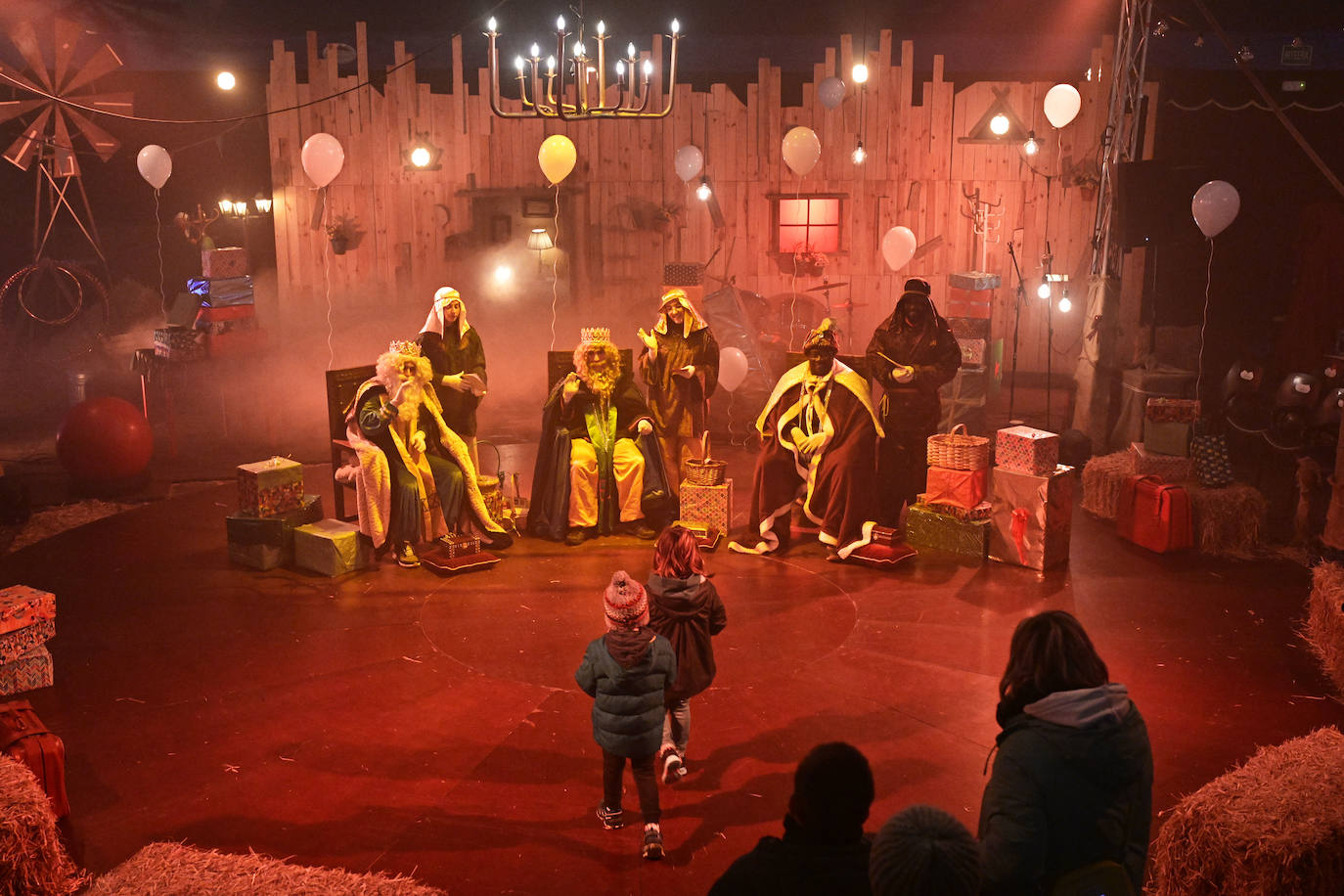 Emoción e ilusión en la entrega de cartas a los Reyes Magos en Tolosa