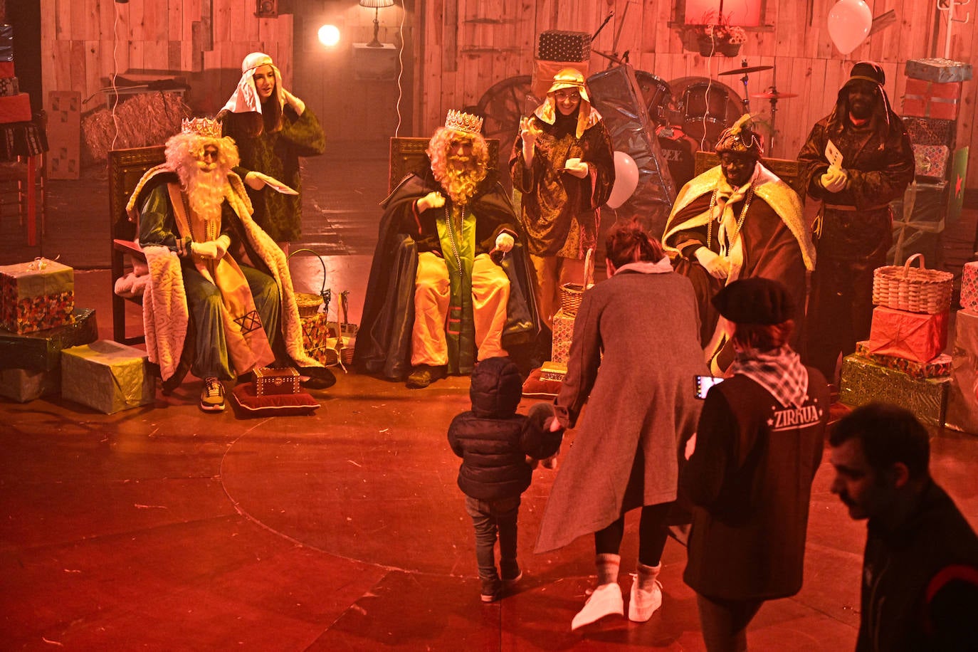 Emoción e ilusión en la entrega de cartas a los Reyes Magos en Tolosa