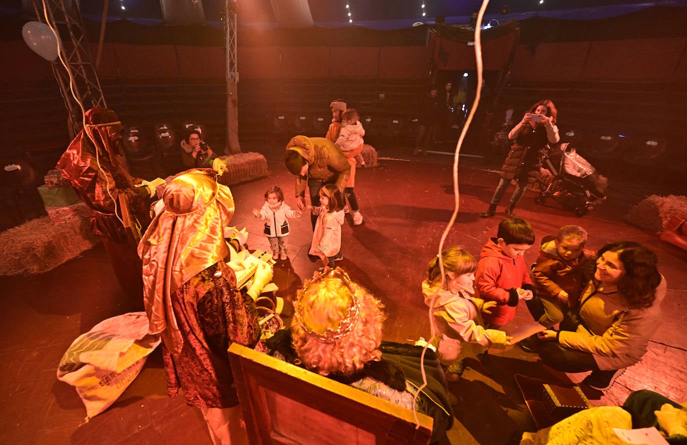 Emoción e ilusión en la entrega de cartas a los Reyes Magos en Tolosa