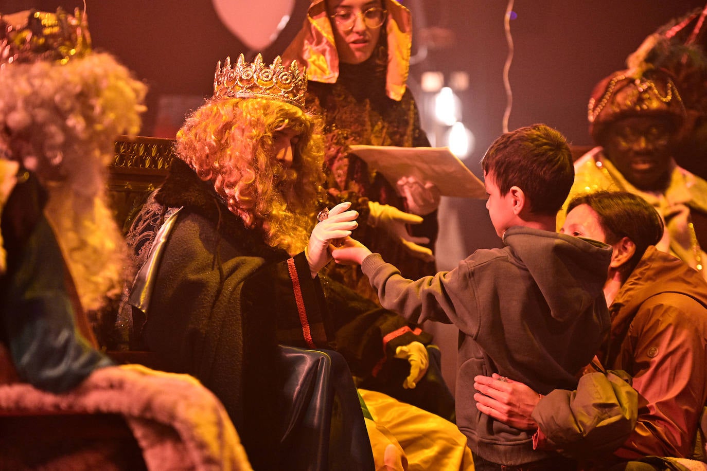 Emoción e ilusión en la entrega de cartas a los Reyes Magos en Tolosa