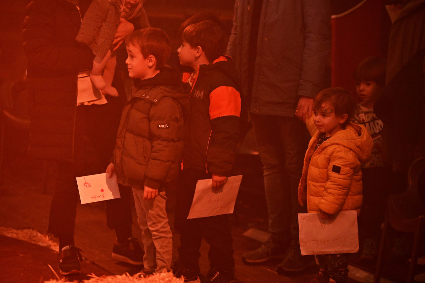 Emoción e ilusión en la entrega de cartas a los Reyes Magos en Tolosa