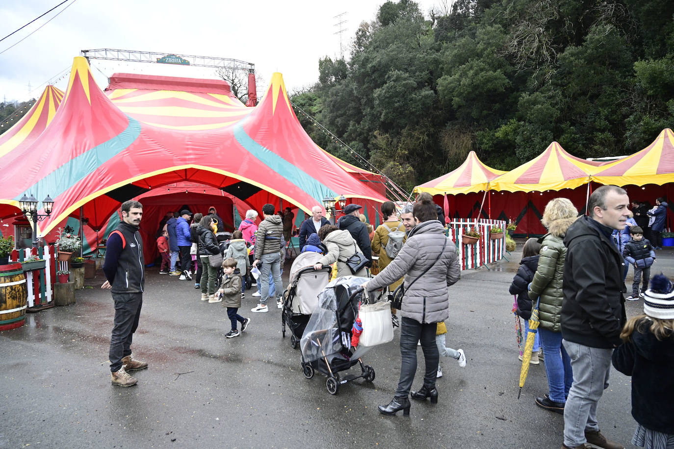 Emoción e ilusión en la entrega de cartas a los Reyes Magos en Tolosa