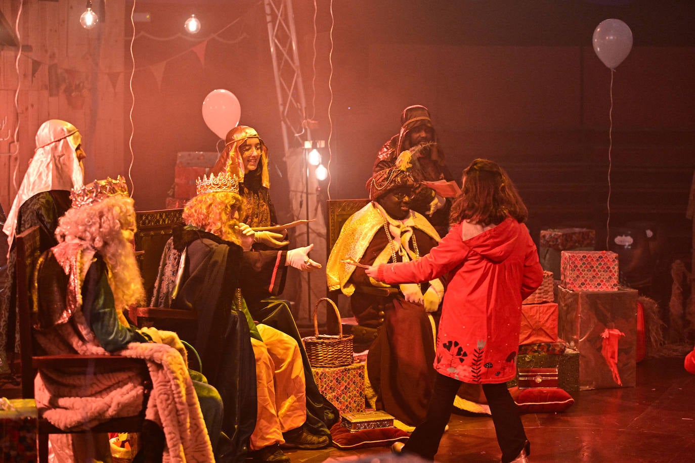 Emoción e ilusión en la entrega de cartas a los Reyes Magos en Tolosa