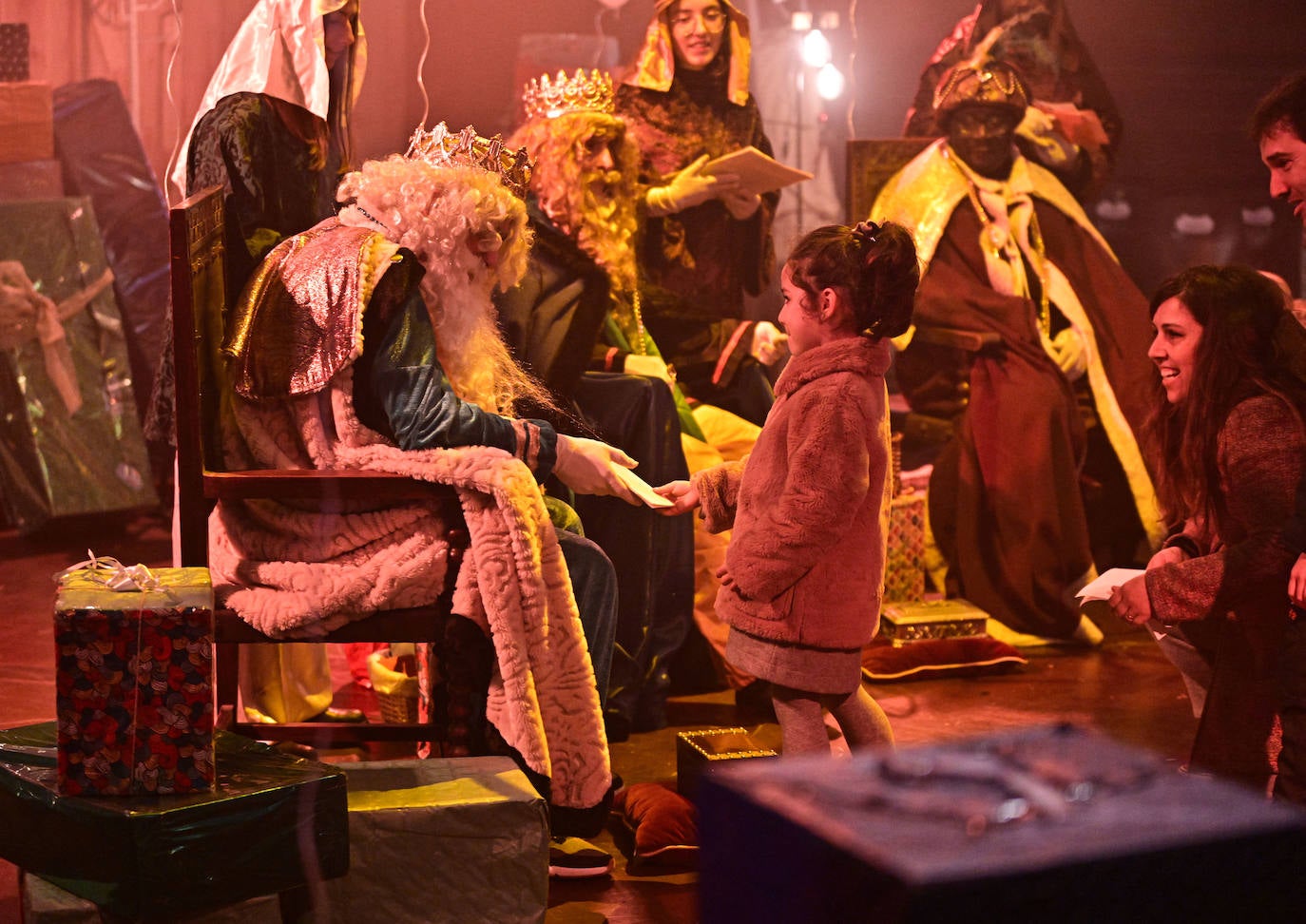 Emoción e ilusión en la entrega de cartas a los Reyes Magos en Tolosa
