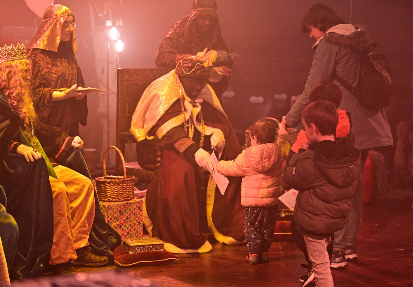 Emoción e ilusión en la entrega de cartas a los Reyes Magos en Tolosa