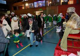 Los Reyes Magos han recibido a los niños en el polideportivo de Andoain