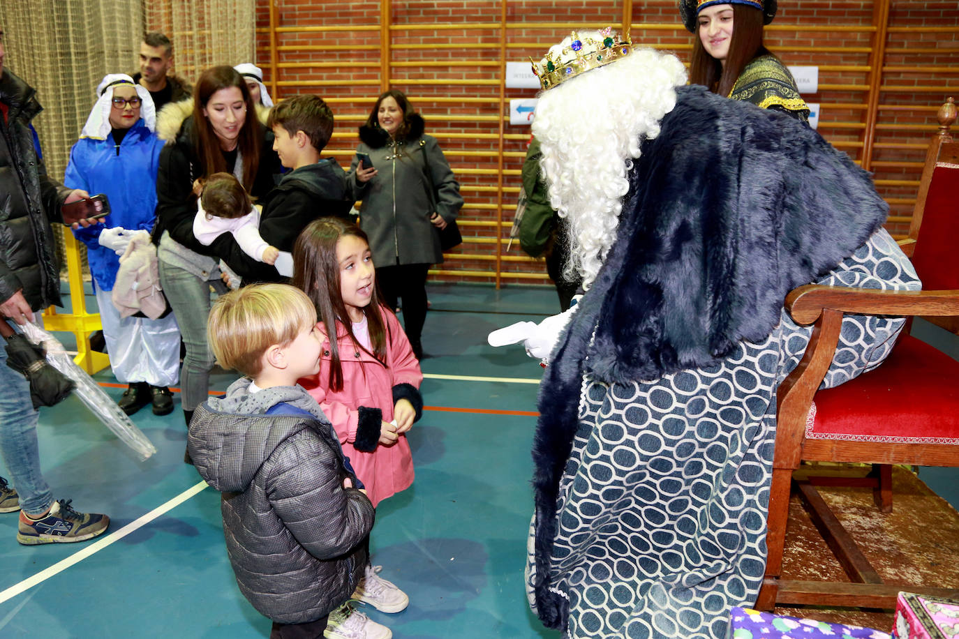 Los Reyes Magos han recibido a los niños en el polideportivo de Andoain