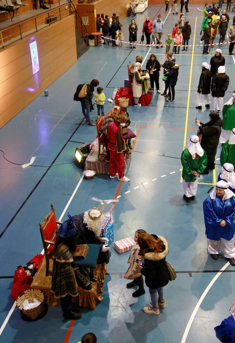 Los Reyes Magos han recibido a los niños en el polideportivo de Andoain