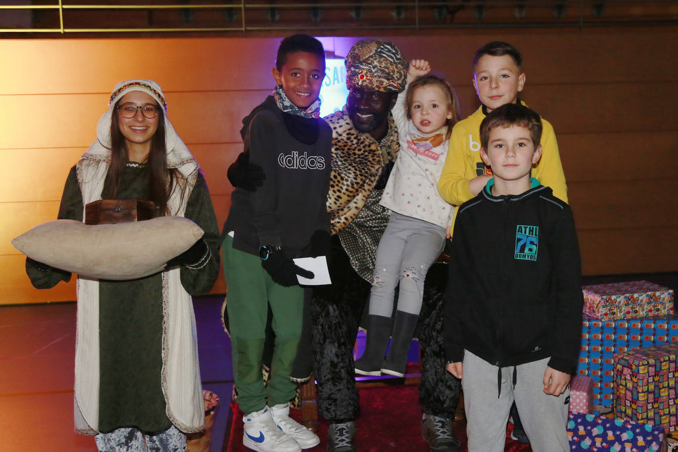 Los Reyes Magos han recibido a los niños en el polideportivo de Andoain