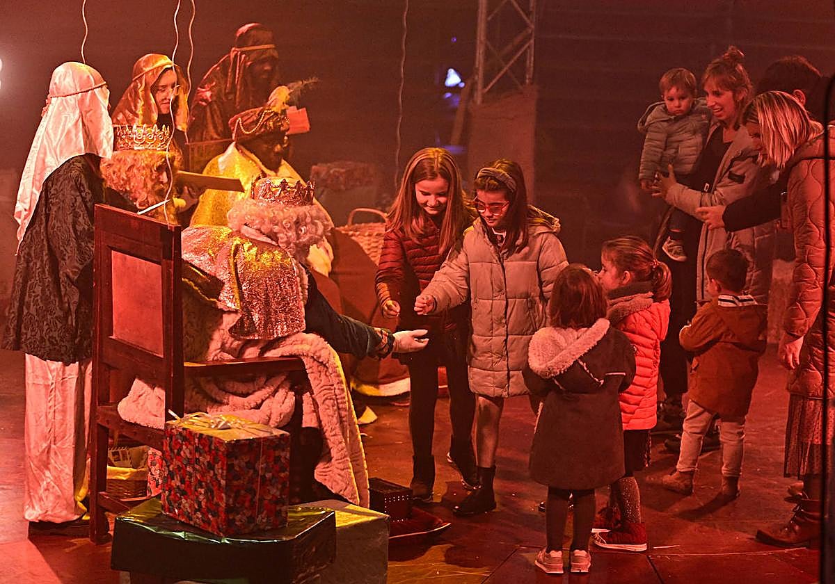 Emoción e ilusión en la entrega de cartas a los Reyes Magos en Tolosa