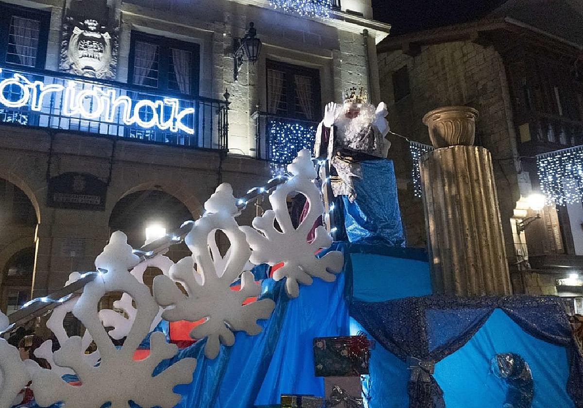 Uno de los tres Reyes saluda a la ciudadanía agolpada en la Herriko Plaza el pasado año.