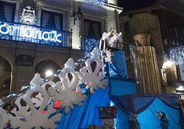 Uno de los tres Reyes saluda a la ciudadanía agolpada en la Herriko Plaza el pasado año.