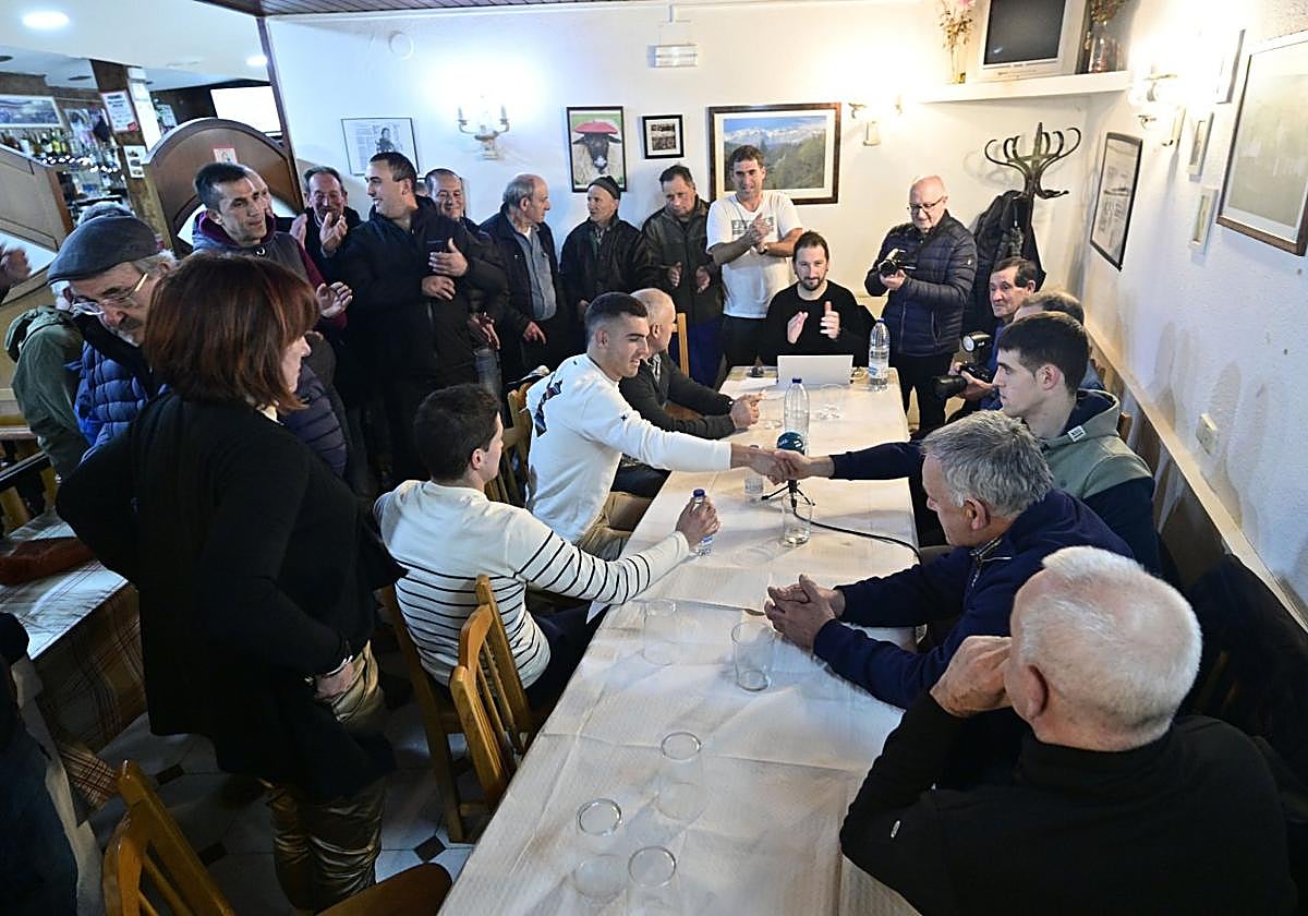 Iker Vicente y Txikia IV se dan la mano este viernes en el Cantábrico de Tolosa.