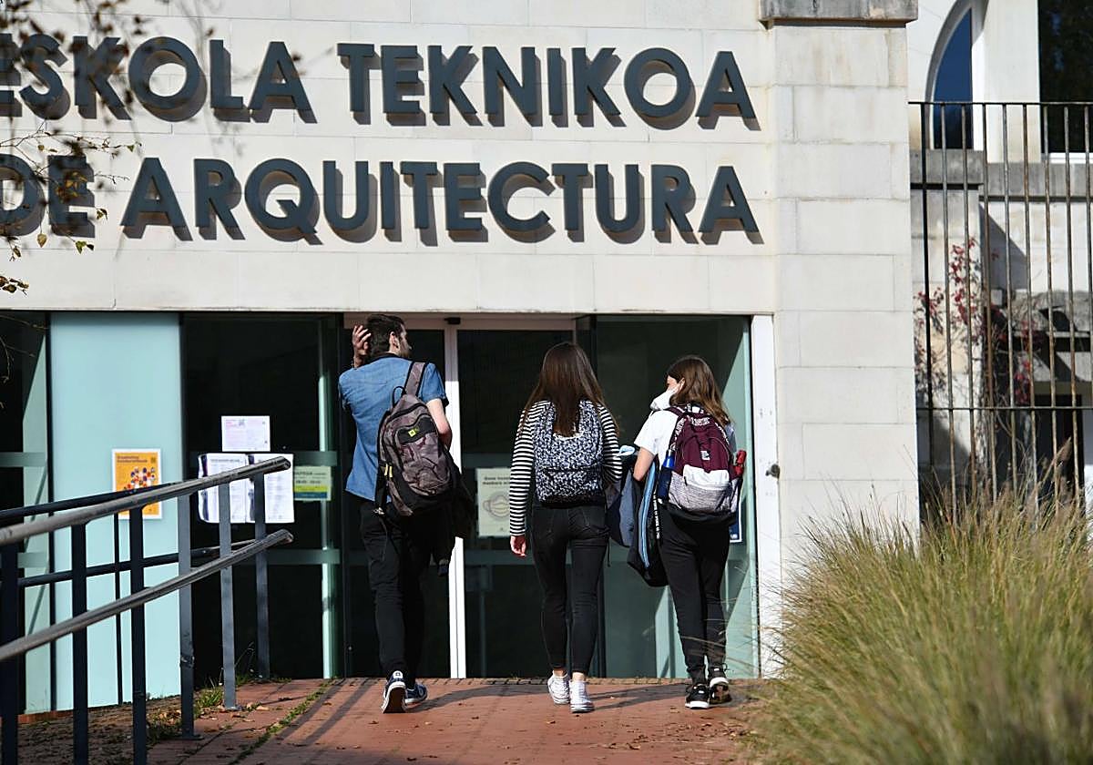 Estudiantes de Arquitectura acceden a la facultad de la UPV en Donostia.
