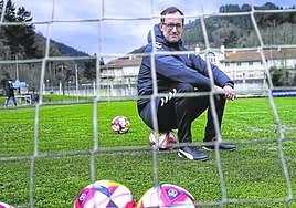 Joseba Etxeberria posa en los campos de entrenamiento del Eibar en Atxabalpe (Arrasate).