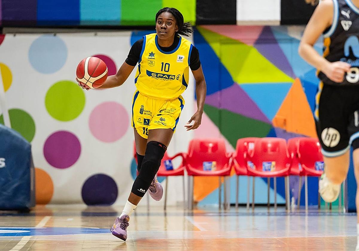 Iris junio Mbulito, con la camiseta del Spar Gran Canaria.