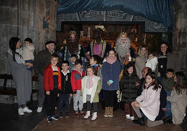 Los Reyes Magos con los niños en Azpeitia.