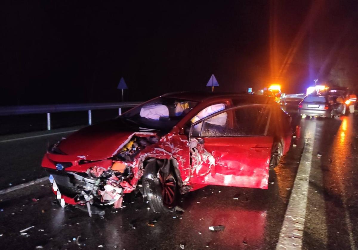 Uno de los automóviles implicados en la colisión múltiple en la A-15.