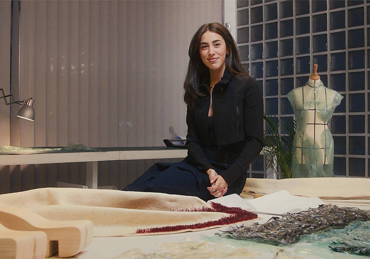 Paula Ulargui en su estudio de Madrid posando junto a las prendas que diseñó para la presentadora