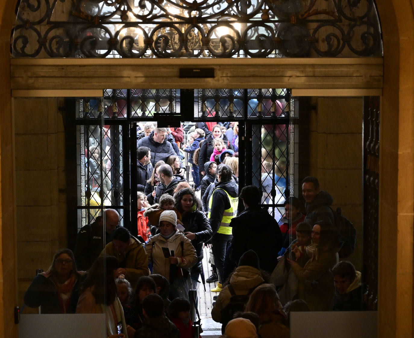 Los Reyes Magos recibieron a los niños en el Ayuntamiento de Donostia