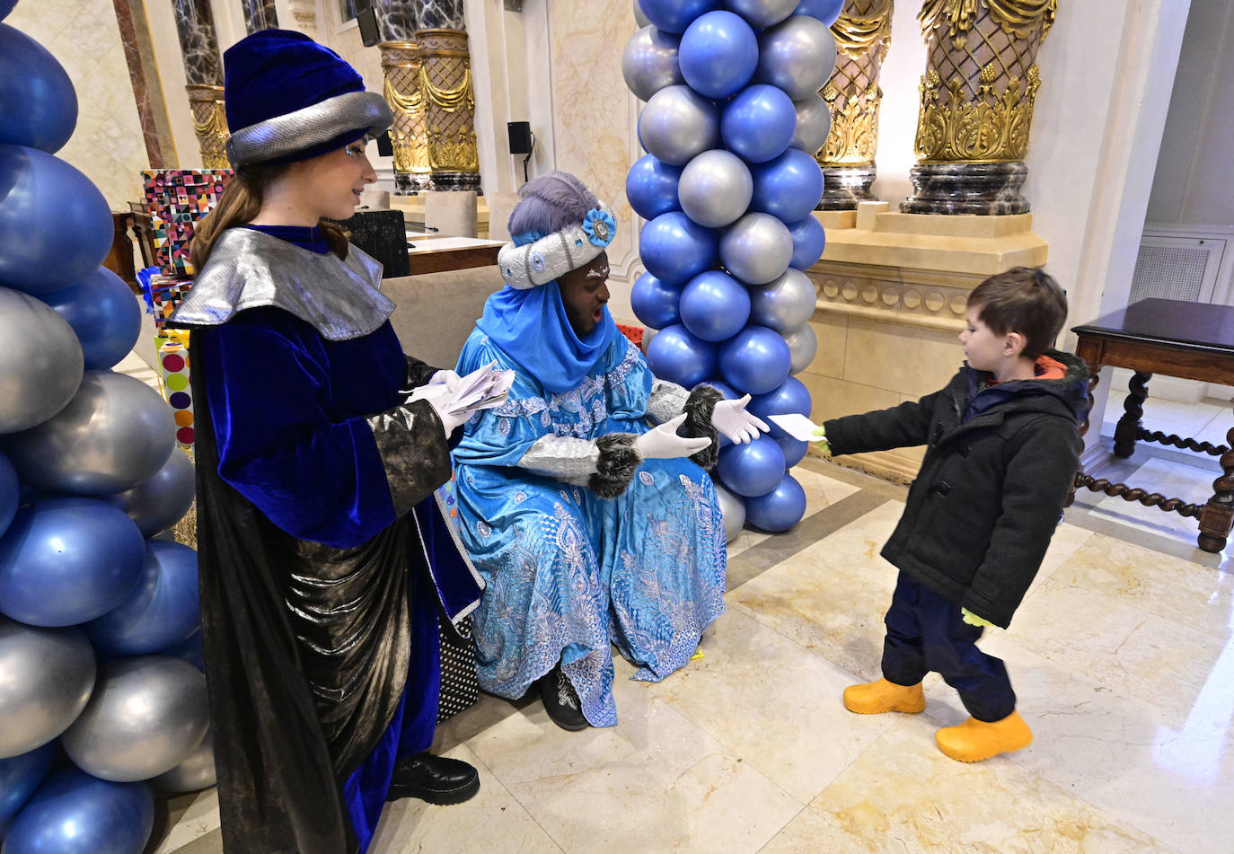 Los Reyes Magos recibieron a los niños en el Ayuntamiento de Donostia