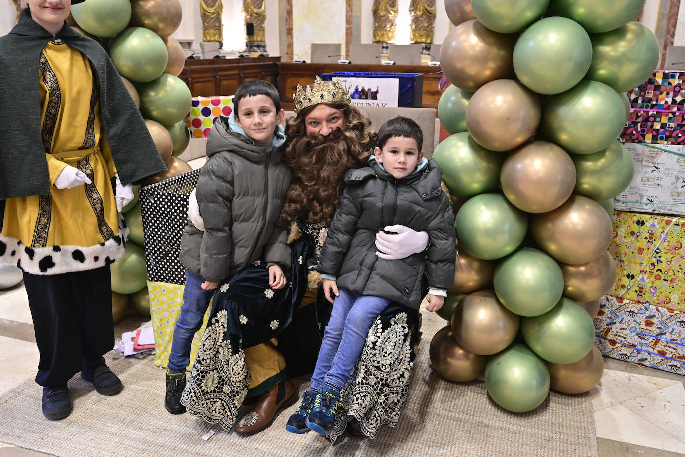 Los Reyes Magos recibieron a los niños en el Ayuntamiento de Donostia