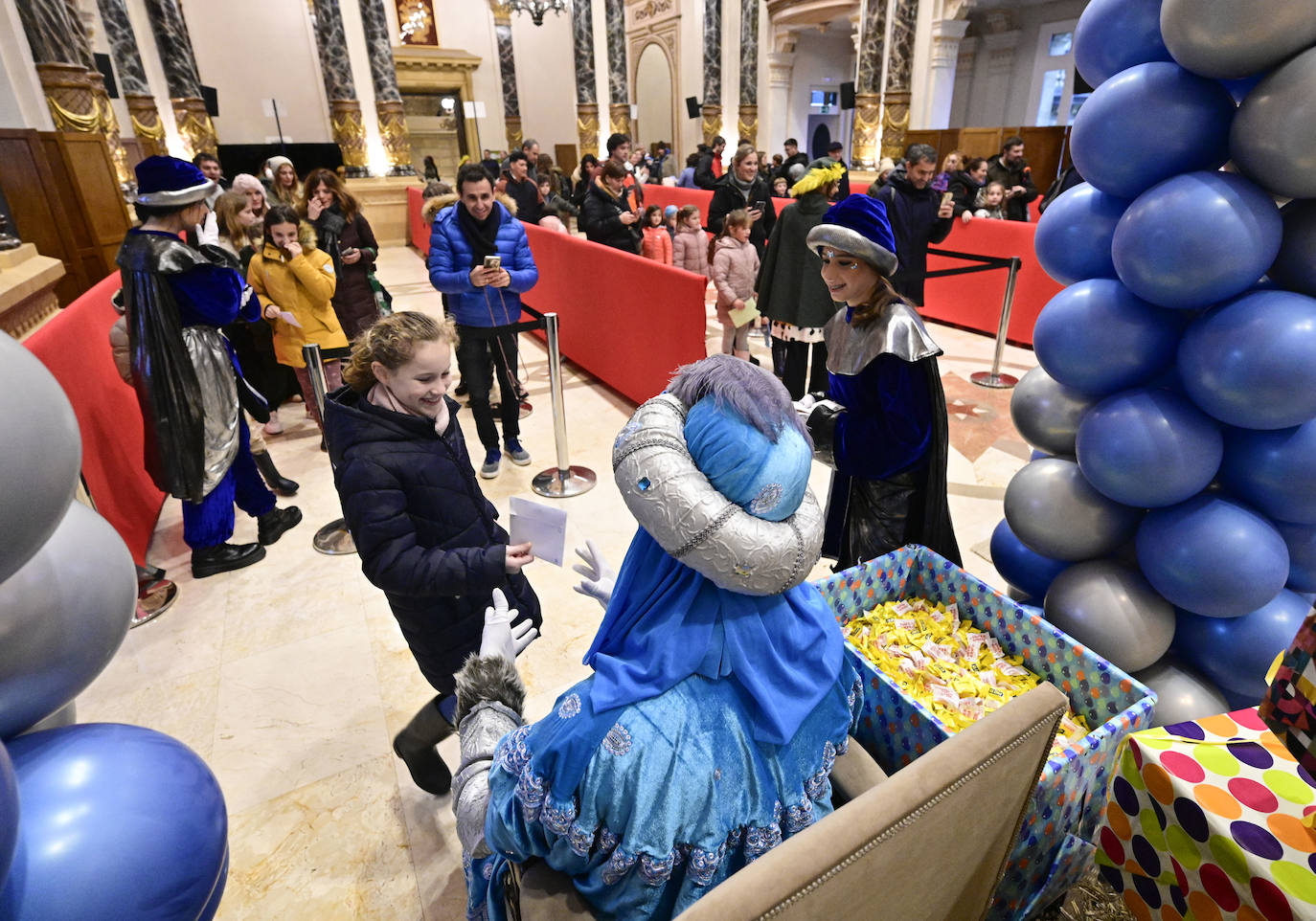 Los Reyes Magos recibieron a los niños en el Ayuntamiento de Donostia