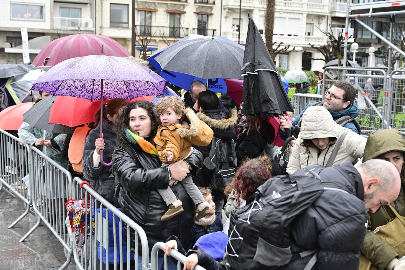 Los Reyes Magos recibieron a los niños en el Ayuntamiento de Donostia