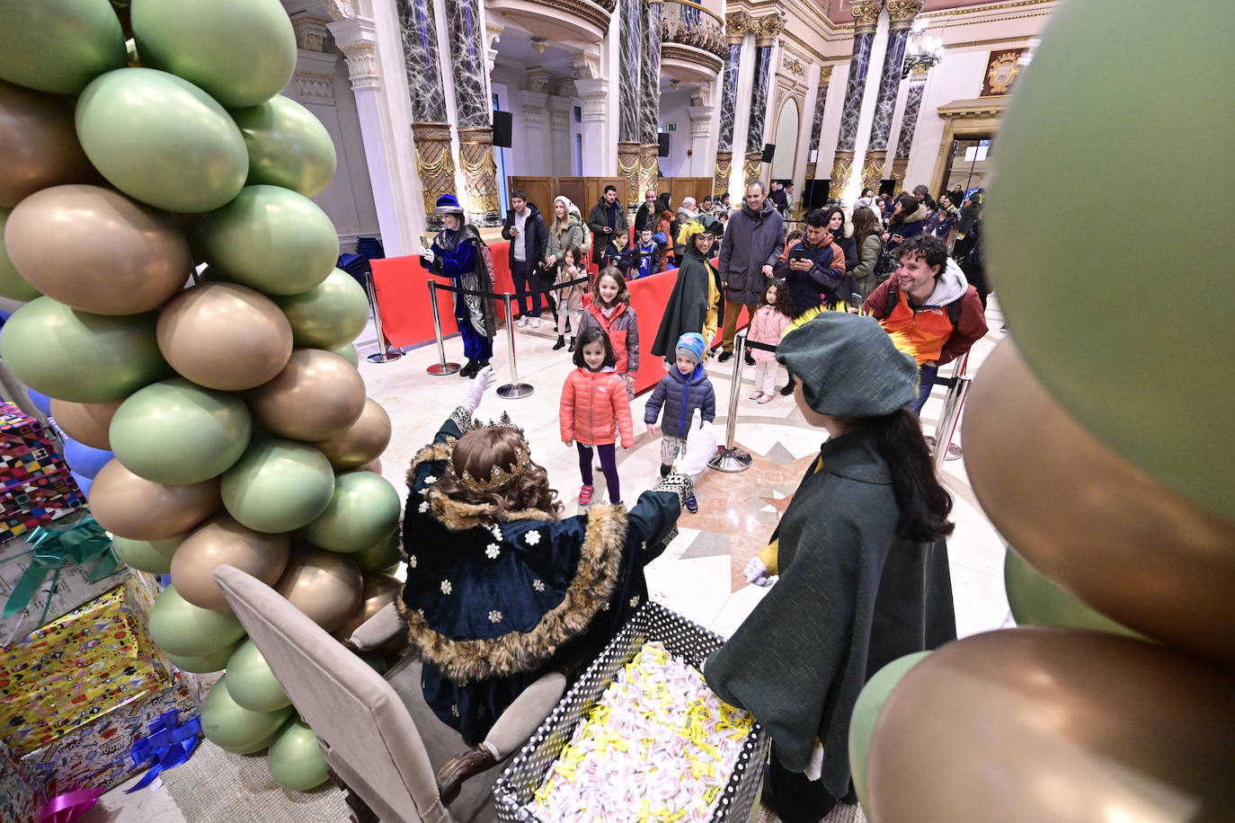 Los Reyes Magos recibieron a los niños en el Ayuntamiento de Donostia