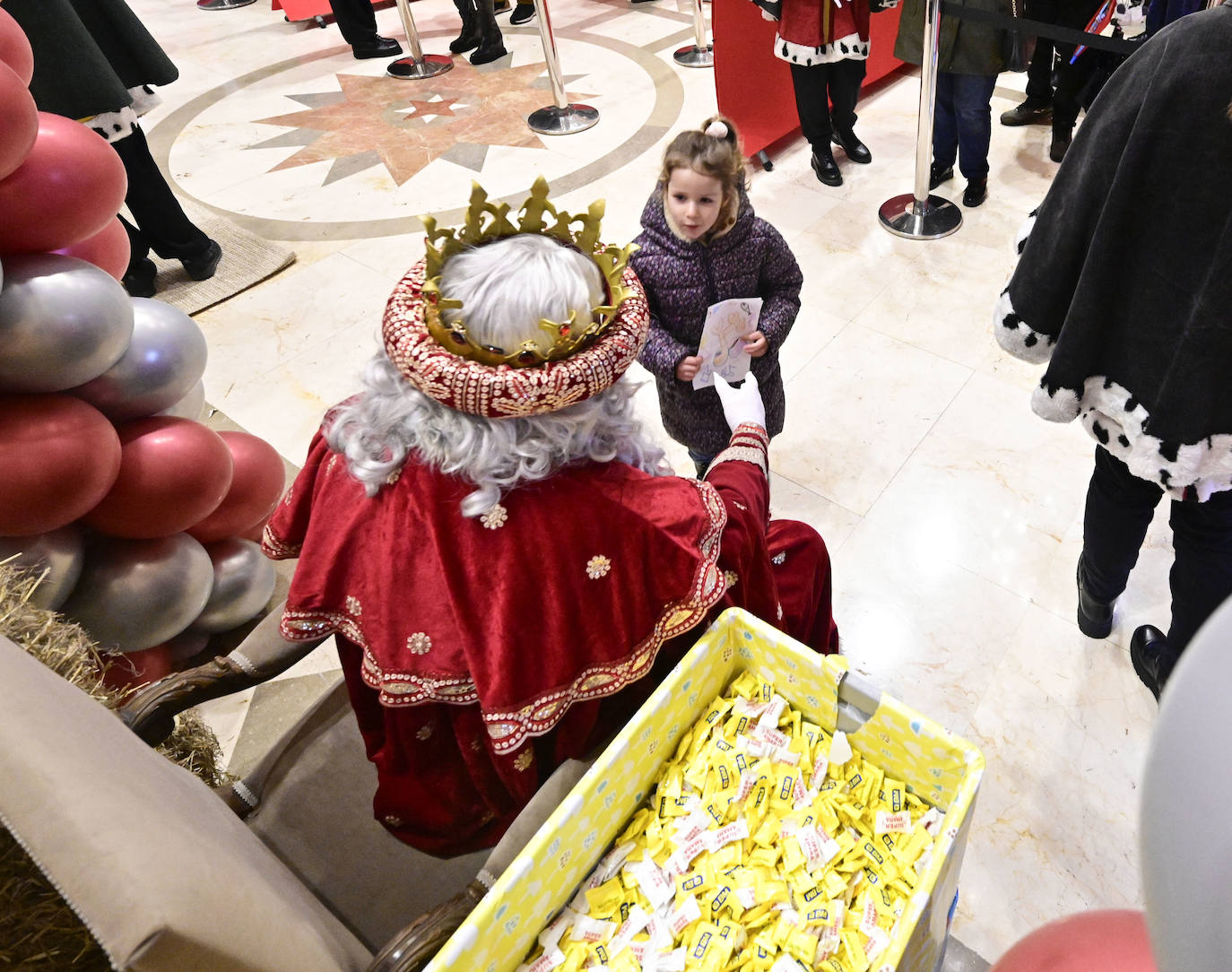 Los Reyes Magos recibieron a los niños en el Ayuntamiento de Donostia