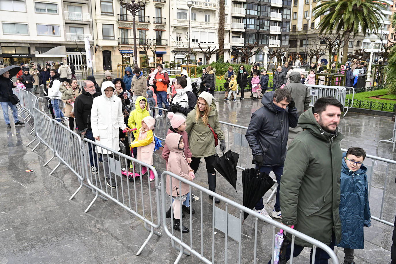 Los Reyes Magos recibieron a los niños en el Ayuntamiento de Donostia