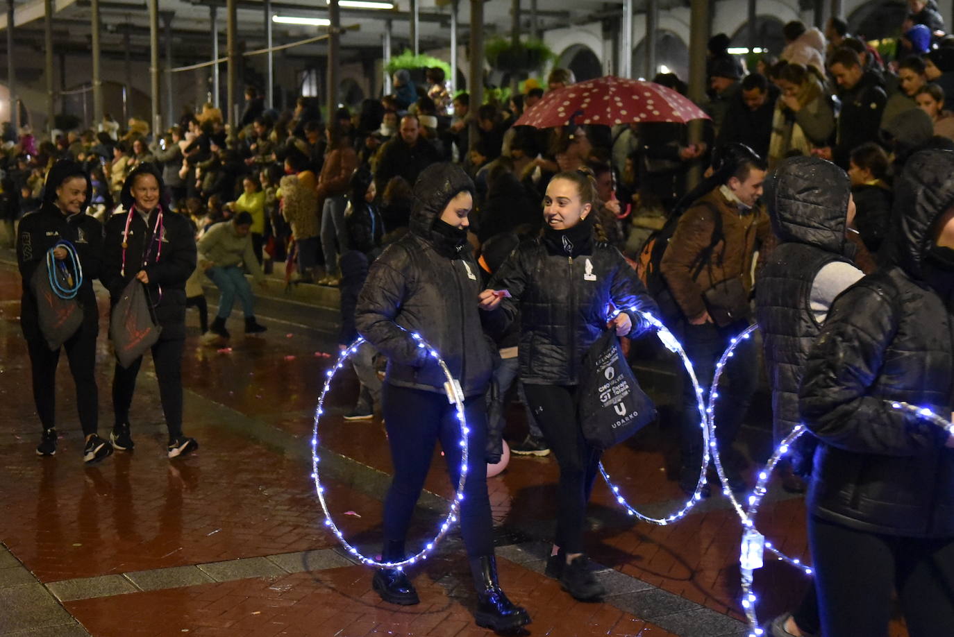 La cabalgata de los Reyes Magos desafía a la lluvia
