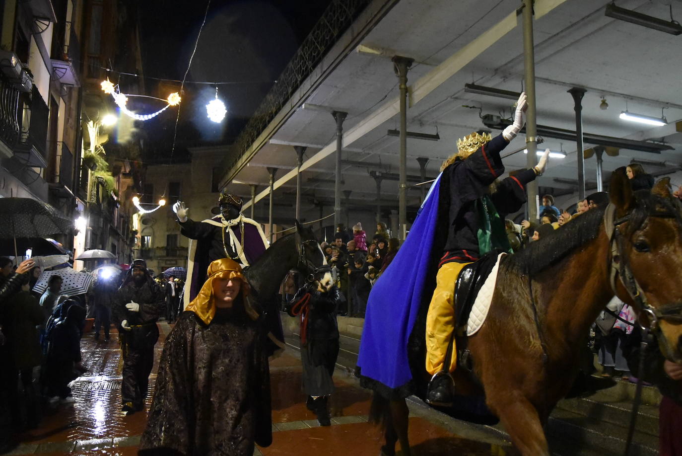 La cabalgata de los Reyes Magos desafía a la lluvia
