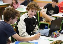 Peru Uriarte tiene baja visión y gracias a un ordenador conectado a un pizarra digital y una pantalla grande sigue las clases con normalidad.