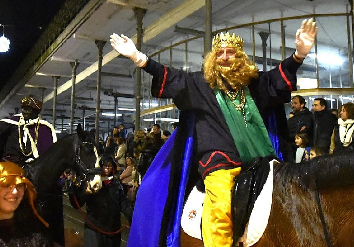 Los grupos organizadores decidieron celebrar con normalidad la cabalgata, que recorrió las calles dede Parte Vieja bajo la lluvia, con la ilusión intacta todos los años a pesar del mal tiempo.